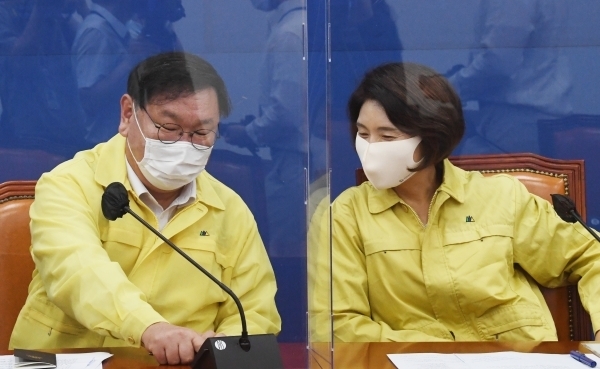 더불어민주당 김태년 원내대표와 한정애 정책위의장이 3일 오전 서울 여의도 국회에서 열린 정책조정회의에서 대화하고 있다. 사진=연합뉴스