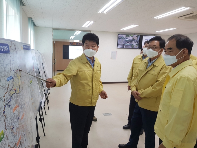 박현철 여주이천지사장(왼쪽)이 지역 중장기 마스터 플랜’에 대해 김인식 한국농어촌공사 사장, 김선교 국회의원에게 설명하고 있다. (사진=한국농어촌공사 경기지역본부)