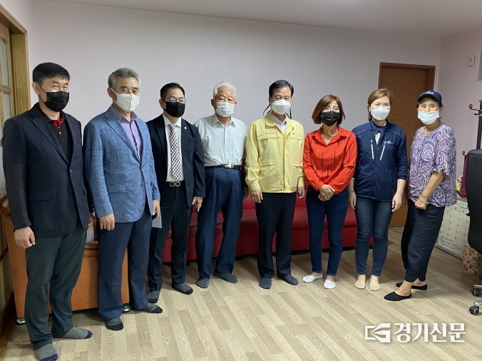 최춘식 국회의원이 내촌면 소학2리 마을회관에서 주민들과 간담회를 가진 후 기념촬영하고 있다. / 최춘식 의원실 제공