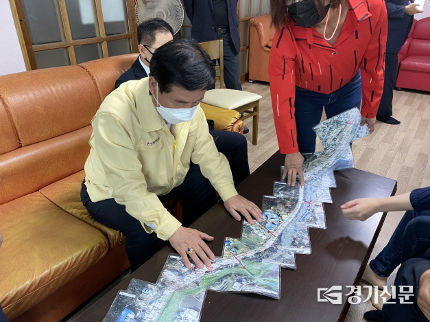 최춘식 국회의원이 47번국도 항공사진을 연결해서 주민불편사항을 살피고 있다. / 최춘식 의원실 제공