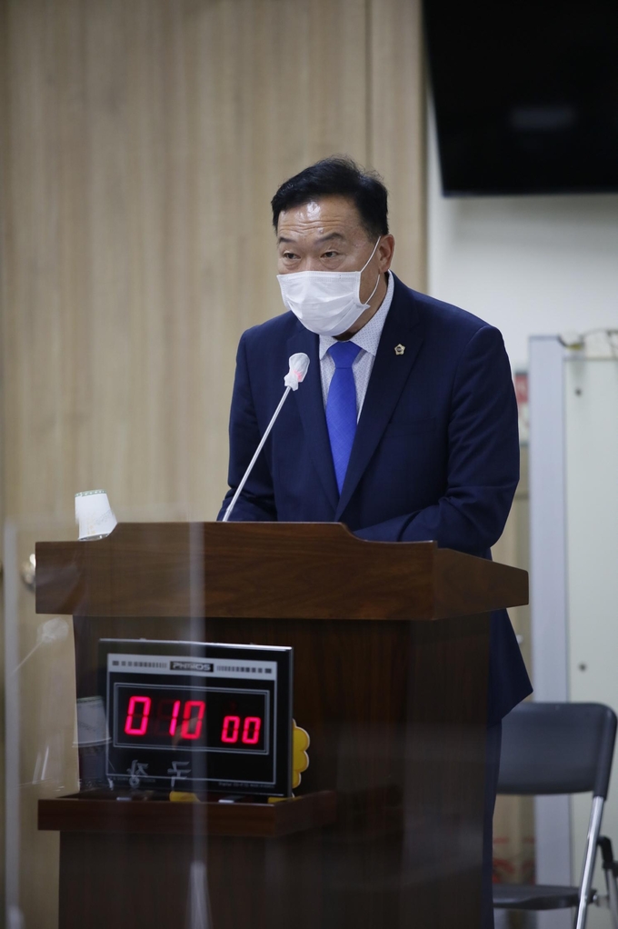 경기도의회 김인영 의원이 '경기도 친환경 학교급식 등 지원 조례 일부개정 조례안'을 대표발의 하고 있다(사진=경기도의회 제공)