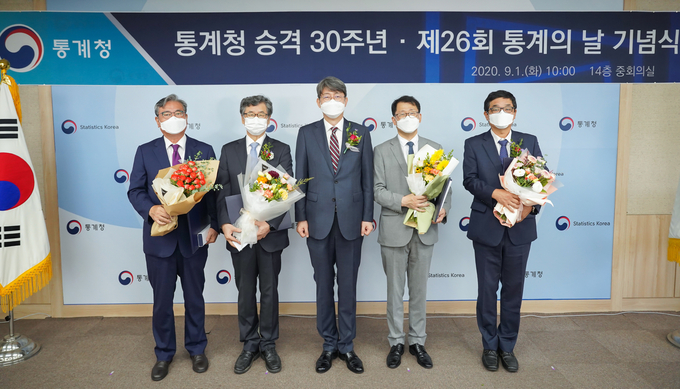사진=▲ '제26회 통계의 날 기념식'에서 수상자들이 기념촬영을 하고 있다. 왼쪽부터 숙명여대 김영원 교수, 서울대 이재열 교수, 강신욱 통계청장, 한성대 전주상 교수, 한신대 변종석 교수(사진 = 통계청 제공).