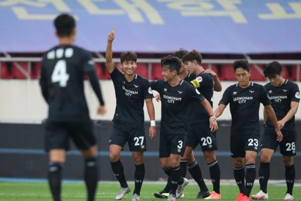 5일 성남 탄천종합운동장에서 열린 하나원큐 K리그1 2020 19라운드 전북 현대와 성남FC의 경기에서 성남 유인수(왼쪽 두번째)가 선제골을 뽑아낸 뒤 동료들과 기뻐하고 있다. (사진=한국프로축구연맹 제공)
