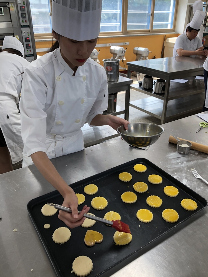 일죽고 '레저식품경영과' 학생들의 제과실습 장면 (사진=일죽고 제공)