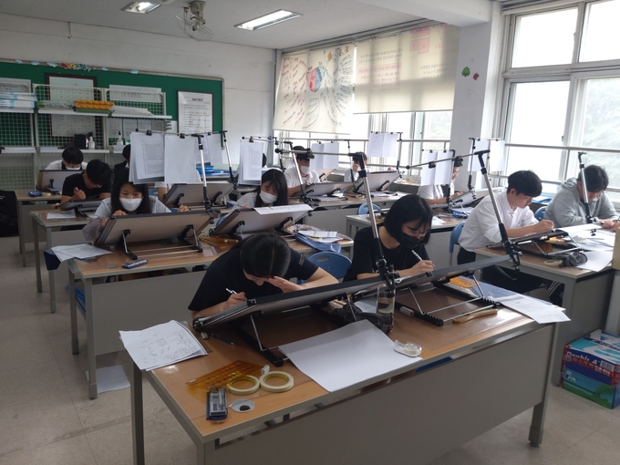 일죽고 '골프산업경영과' 학생들의 조경설계실습 장면 (사진=일죽고 제공)