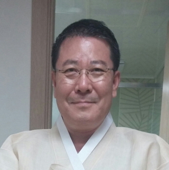 김운기 시인·서지학자
