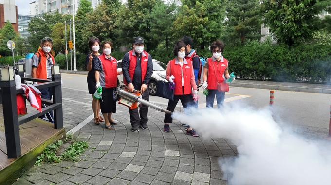 오산시 중앙동 주민자치위원회는 지난 3일 중앙동 관내 다중집합시설(운암상가) 및 오색시장 내 예술촌거리 주변 방역소독을 시행했다./오산시제공
