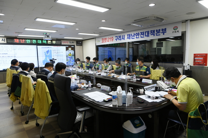 구리시는 지난 6일 국무총리 주재 영상회의 종료 후 안승남 시장 주재로 재난 담당 부서장, 태풍 관련 부서장 등 19명이 참석한 가운데 제10호 태풍‘하이선’북상대비 긴급 대책회의를 진행했다./구리시 제공