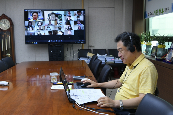 구리시 안승남시장이 지난 5일 시장실에서 구리시 청소년 진로직업체험지원센터 주관의‘청소년 온라인 멘토링’운영 멘토 발대식 및 온라인 교육을 실시하고 있다./구리시 제공