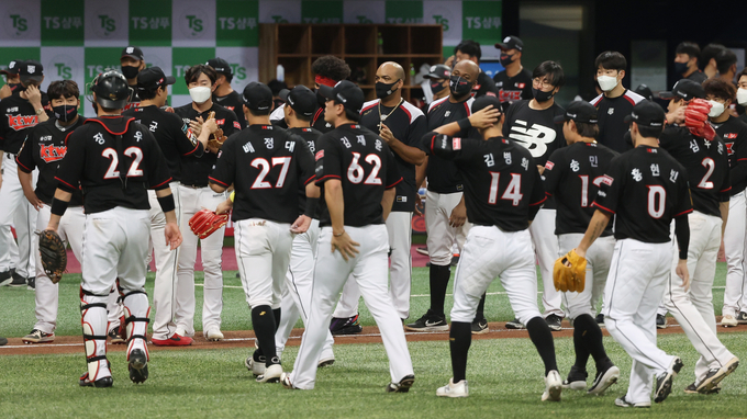 지난 6일 서울 구로구 고척스카이돔에서 열린 2020 신한은행 쏠(SOL) KBO리그 kt 위즈와 키움 히어로즈의 경기에서 8-7 승리한 kt 선수들이 승리를 자축하고 있다. (사진=연합뉴스 제공)