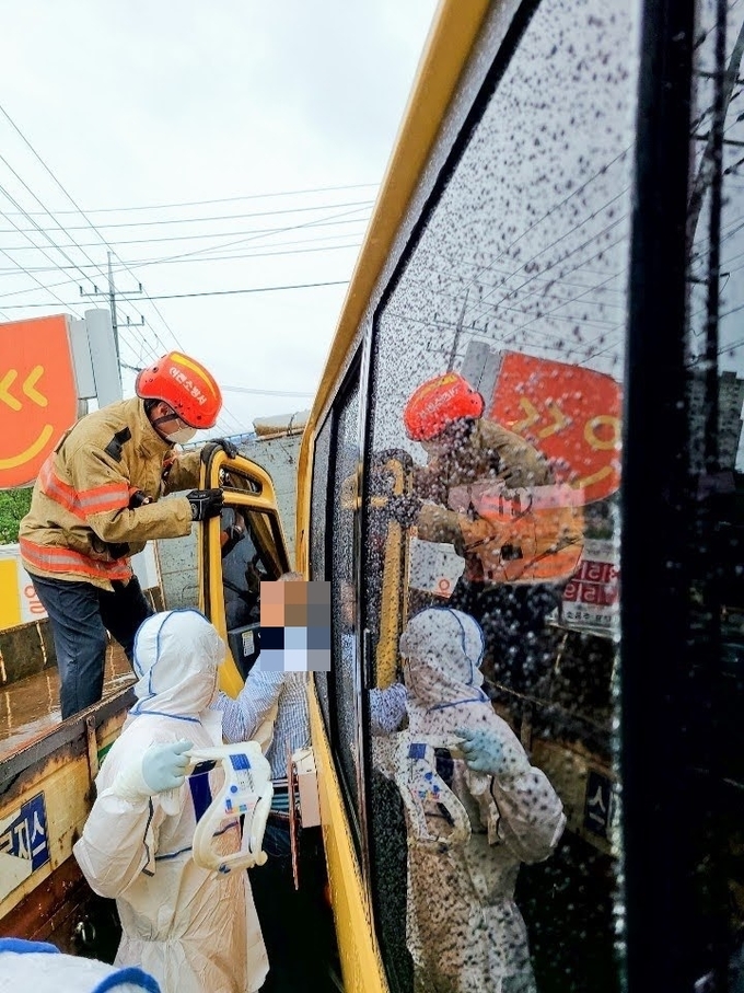 이천시 관광버스 사고 현장.(사진=경기도소방재난본부 제공)