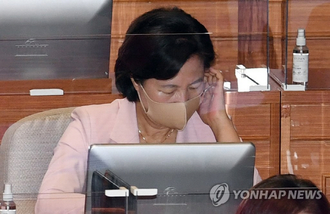 추미애 법무부 장관이 7일 오전 서울 여의도 국회에서 열린 본회의에 출석, 국무위원석에 앉아 있다. (사진 = 연합뉴스) 