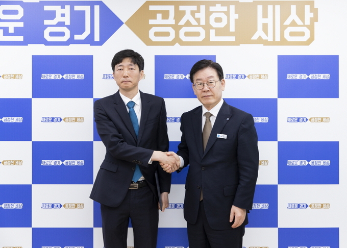 지난해 5월 13일 이재명 경기도지사가 경기신용보증재단 남부지역본부소속 양광석 씨를 재단 노동이사로 임명하고 집무실에서 기념사진을 찍고 있다. 양씨는 경기도 공공기관 노동이사 1호다. (사진 = 경기도 제공)