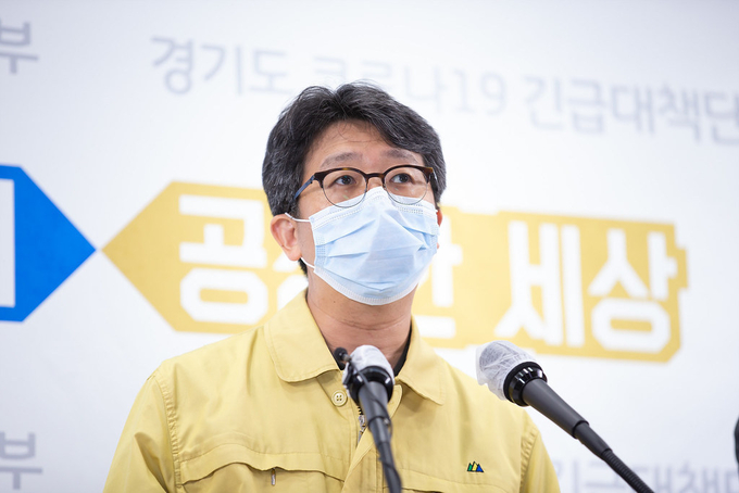 7일 오후 경기도청 브리핑룸에서 임승관 경기도 코로나19 긴급대책단 공동단장(경기도의료원 안성병원장)이 온라인 브리핑 방식으로 코로나19 긴급대책단 정례브리핑을 하고있다. (사진=경기도 제공)