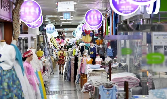 정부가 코로나 여파로 어려움을 겪고 있는 자영업, 소상공인, 집합금지명령으로 피해를 본 업종 등을 대상으로 '2차 재난지원금'을 선별지급하기로 결정한 가운데 7일 수원시 영동시장이 한산한 모습을 보이고 있다. (사진 = 황선준 수습기자)