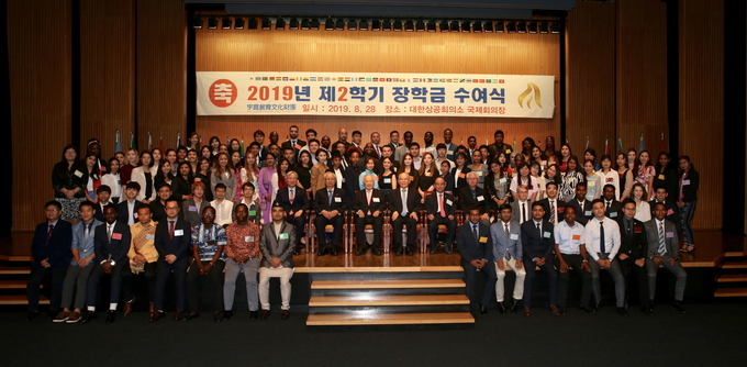 지난 2019년 2학기 장학금 수여식 단체사진. 올해는 코로나19 바이러스 등의 이유로 장학금 수여식을 개최하지 않고 유학생들에게 장학금을 지급한다. (사진=부영그룹)