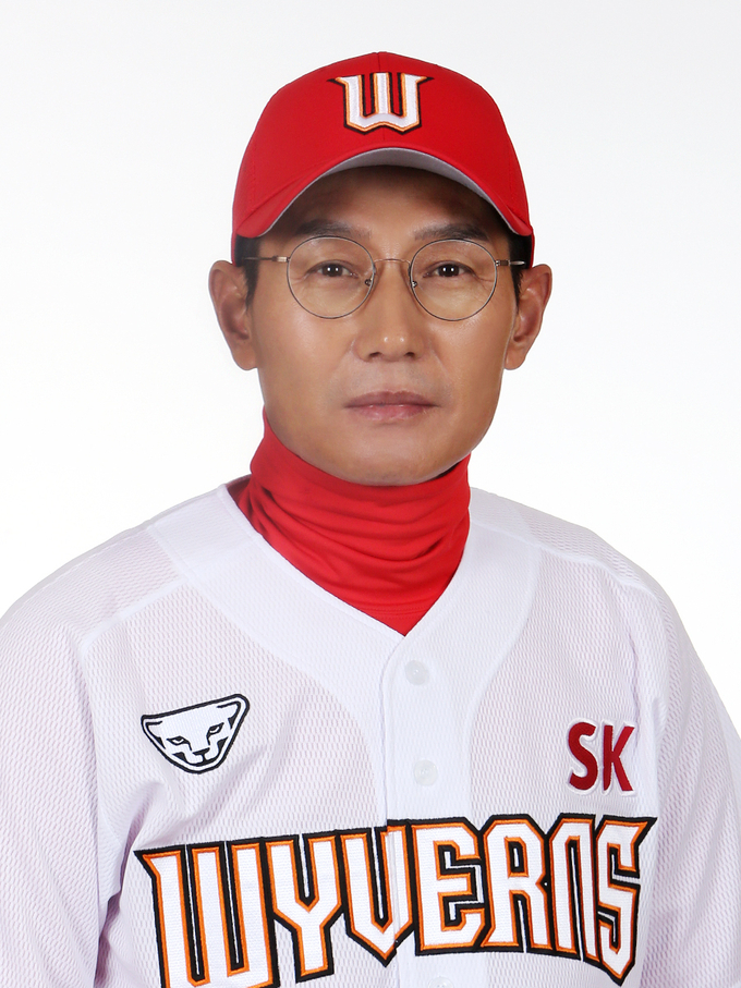 프로야구 SK 와이번스 염경엽 감독이 건강 문제로 사실상 올 시즌을 마감하게 됐다. 사진은 염경엽 감독의 모습. (사진=SK 와이번스 제공)