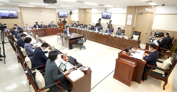 경기도의회 의회운영위원 회의실에서 자치분권발전위원회 구성운영 조례안을 두고 회의를 진행하고 있다(사진=경기도의회 제공)