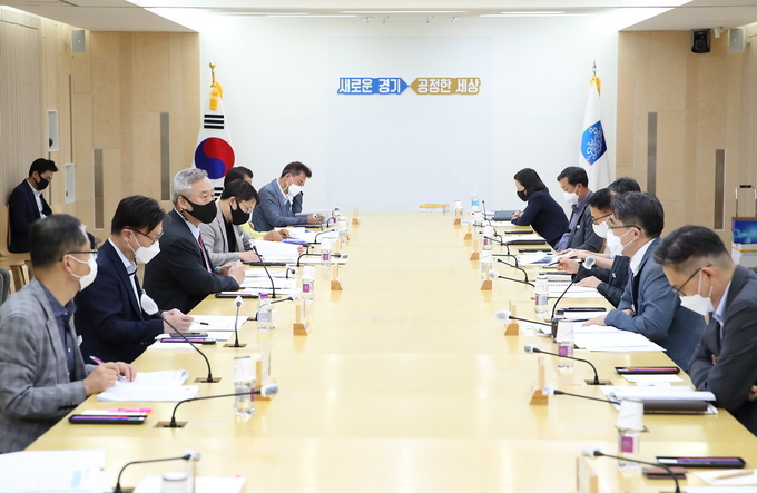 8일 오후 경기도북부청사 상황실에서 이재강 평화부지사와 관계기관 관계자들 모여 임진강 등 수자원 남북공동 이용 방안 마련을 위해 의견을 나누고 있다. (사진=경기도북부청 제공)