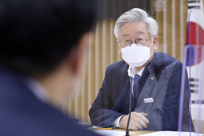 이재명 경기도지사가 9일 오후 경기도청 신관2층 상황실에 열린 경기도 기업규제 발굴‧지원 간담회를 진행하고 있다. (사진=경기도 제공)