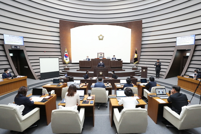 광주시의회 방세환 시의원이 의회 본회의장에서 지방분권 강화를 위한 촉구결의안에 대해 제안 설명을 하고 있다. /광주시의회 제공