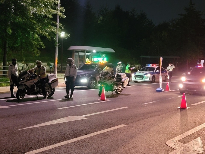파주경찰서와 파주시 등 관련 기관이 야간 이륜차 합동단속을 하고 있다./파주경찰서제공