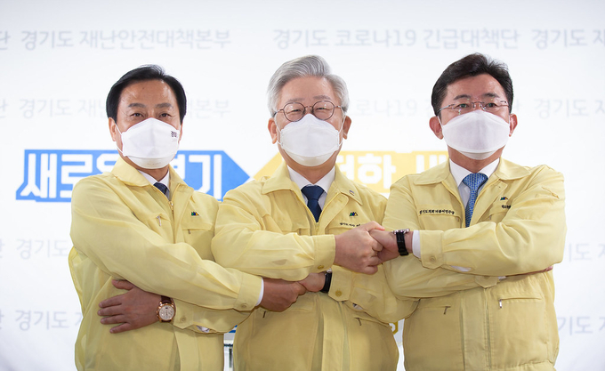 9일 오전 경기도청 브리핑실에서 열린 코로나19 위기 극복을 위한 경기도지사 긴급 기자회견이 열린 뒤 이재명 경기도지사와 장현국 경기도의회 의장, 박근철 경기도의회 민주당 대표의원이 악수를 하고있다. (사진=경기도 제공)