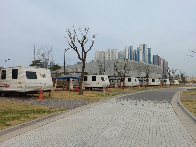 가족 간 코로나19 감염 차단을 위해 안심숙소로 사용될 킨텍스 캠핑장 내 카라반. (사진=고양시 제공)