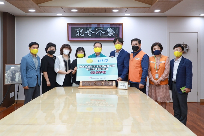 남양주시자원봉사센터는 9일 자원봉사자들이 직접 제작한 마스크 목걸이 20,000개를 남양주시 어린이집연합회에 전달했다./남양주시 제공