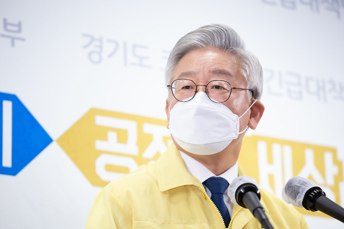 9일 오전 경기도청 브리핑실에서 열린 코로나19 위기 극복을 위한 경제정책 관련 경기도지사 긴급 기자회견에서 이재명 경기도지사가 기자 질의용 모니터를 응시하고있다. (사진=경기도 제공)