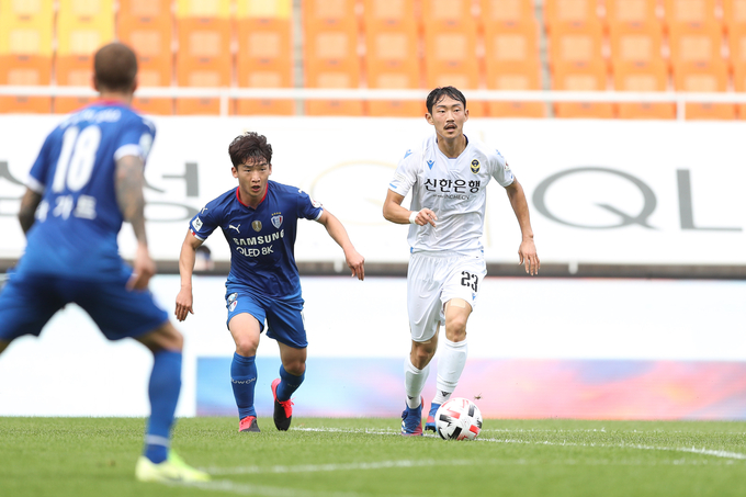 프로축구 K리그1 파이널라운드까지 각 팀 당 3경기 만 남겨두고 있는 가운데 역대급 순위 경쟁이 펼쳐지고 있다. 사진은 수원 삼성과 인천 유나이티드의 경기 모습. (사진=한국프로축구연맹 제공)