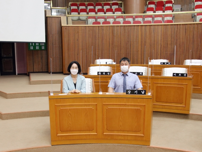 안양시 의회가 코로나 19 확산 방지를 위해 가림막을 설차했다