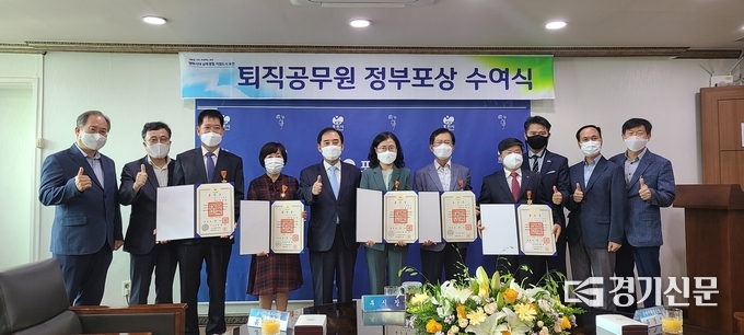 포천시청 브리핑룸에서 퇴직공무원 정부포상수여식을 마치고 참석자들이 함께 기념촬영을 하고 있다. /문석완 기자