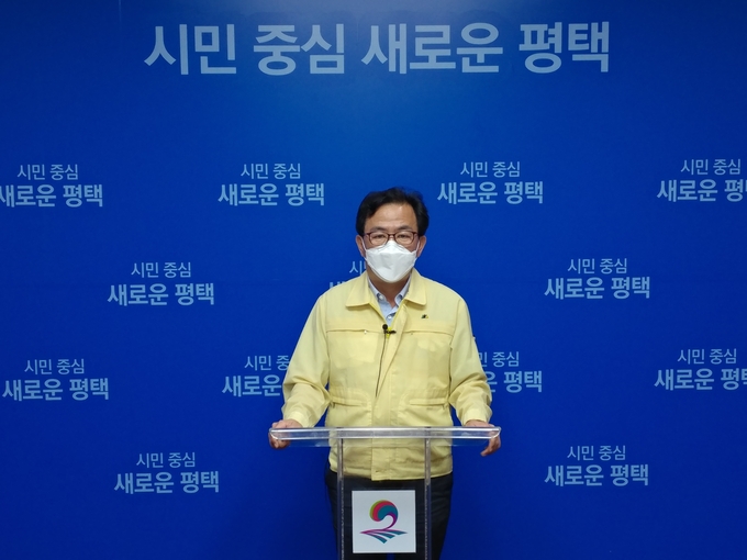 김영호 평택보건소장이 10일 코로나19 관련 긴급 브리핑을 열고 있다. (사진=노성우 기자)