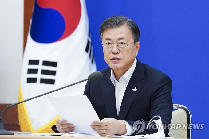  문재인 대통령이 10일 오전 청와대에서 제8차 비상경제회의를 주재하고 있다. 사진= 연합뉴스 