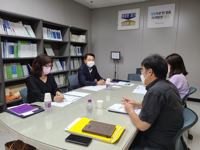 청렴시민감사관으로 위촉된 이종분(왼쪽 첫 번째)·한양희씨(왼쪽 두번째). (사진=경기도 제공)
