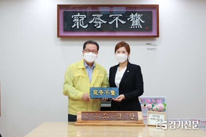 손세화 포천시의장(오른쪽)과 조광한 남양주 시장이 남양주시 방문 기념품을 들어보이고 있다. / 포천시 의회 제공