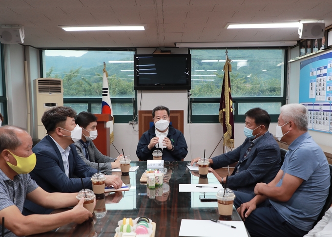 조광한 남양주시장이 지난 11일 관계 공무원과 함께 (사)남양주동부중소기업인협회를 방문,기업 대표 7명을 만나 기업애로 청취를 위한 간담회를 개최했다./남양주시 제공
