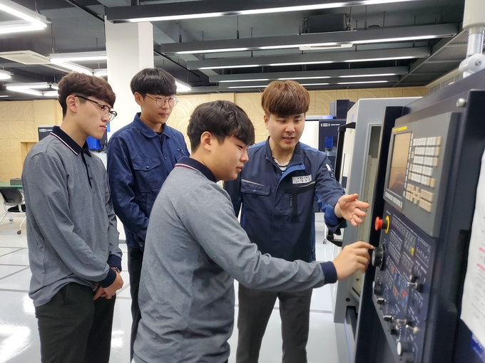 초정밀기계과 학생들이 선반가공 기술을 배우고 있다. (사진=두원공업고등학교 제공)