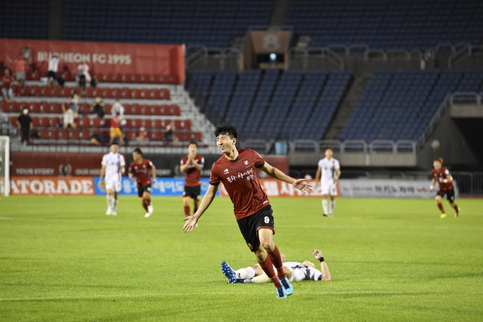 프로축구 K리그2 선두 탈환을 노리는 수원FC와 하위권 탈출에 도전하는 부천FC1995가 14일 수원종합운동장에서 열리는 하나원큐 K리그2 2020 19라운드에서 맞대결을 펼친다. 사진은 지난 8월 9일 부천종합운동장에서 열린 수원FC와 부천FC의 경기 모습. (사진=부천FC 제공)