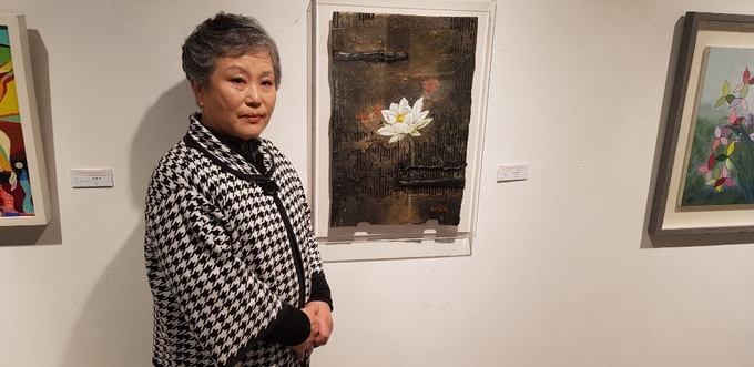 인터뷰에서 만난 최형숙 작가는 그림은 자신의 인생의 전부라고 말할 수 있다고 표현했다. 사진은 그림 전시회에서 자신의 작품 앞에 서있는 최형숙 작가의 모습 (사진=최형숙 작가 제공)