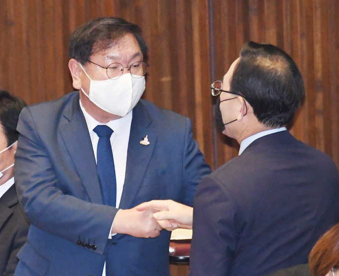 김태년 더불어민주당 원내대표(왼쪽)와 주호영 국민의힘 원내대표. 사진=연합뉴스 