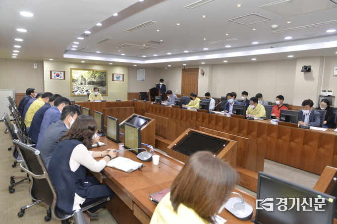 포천시청 시정회의실에서 긴급읍면동장 회의가 열리고 있다. / 포천시 제공