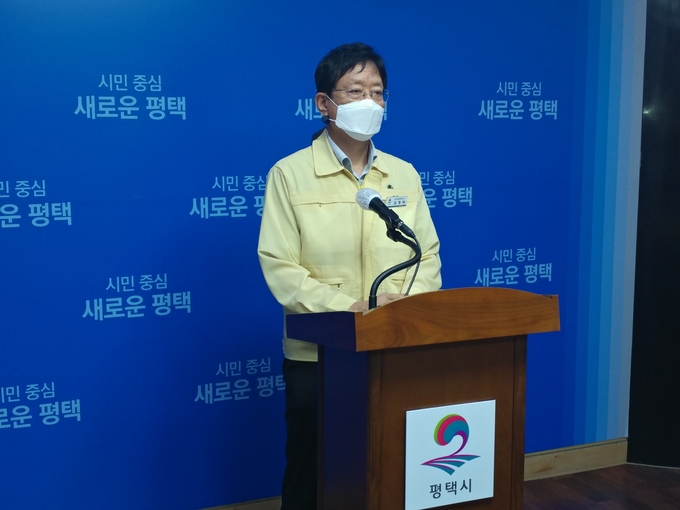 평택시 김형태 안전건설교통국장이 14일 유튜브로 진행된 비대면 브리핑에서 스타필드 안성 개점에 따른 교통대책 마련 필요성을 촉구하고 있다.(사진=노성우 기자)