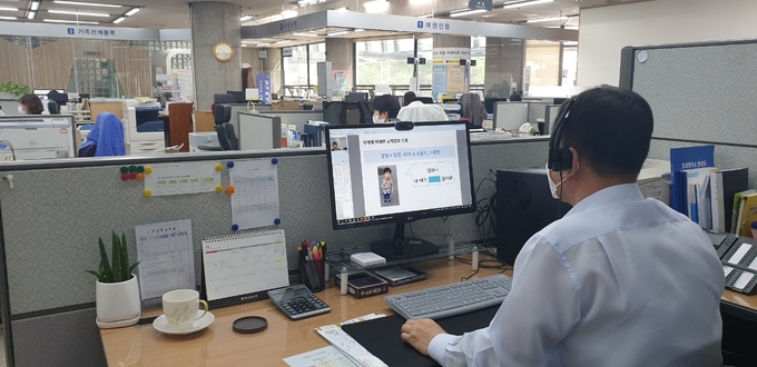 구리시는 지난 11일 공무원 전 직원을 대상으로 민원행정서비스 향상을 위한 친절 교육을 1차로 실시하고, 오는 18일에 2차로 비대면 친절 교육을 한 차례 더 진행할 예정이다./구리시 제공