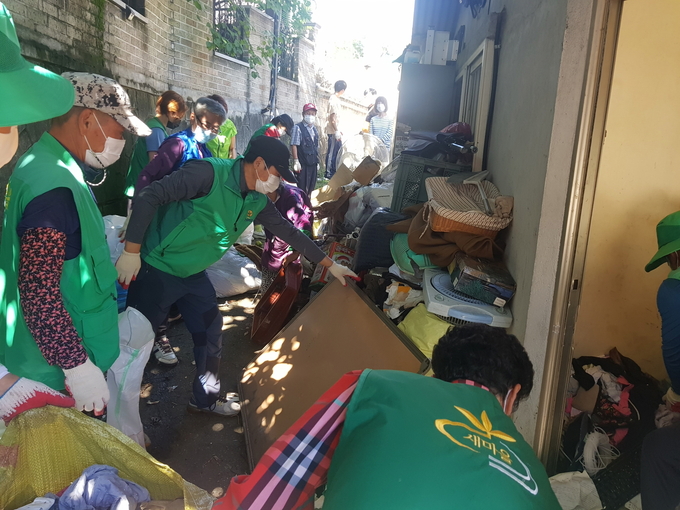구리시 갈매동 행정복지센터는 지난 13일 지역주민들과 함께 열악한 주거환경에서 홀로 생활하는 어르신 가정을 찾아 집 청소 봉사를 펼쳤다./구리시 갈매행정복지센터 제공