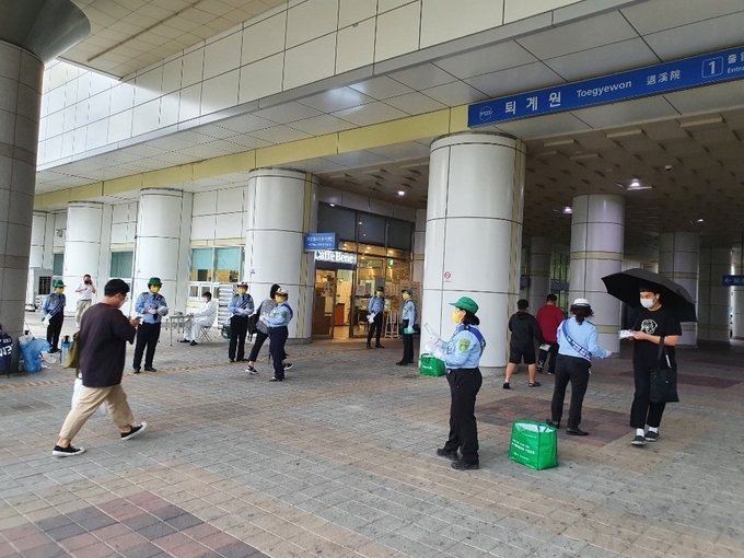 남양주 새마을교통봉사대는 지난 11일 퇴계원역에서‘코로나19 재확산 방지 및 극복 캠페인’을 실시했다./남양주시 제공