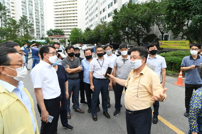 구리시가 지난 8월 26일 교문동 체육관로 별내선 지하철 공사 구간에서 발생한 지반함몰에 대한 근본적인 원인 규명과 향후 안전대책 등 시민 안전을 최우선으로 복구하여 줄 것을 경기도와 시공사 측에 요청했다./구리시 제공