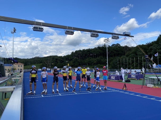 14일 충북 제천시 제천롤러경기장에서 열린 제39회 회장배 전국학교 및 실업팀대항 롤러스포츠스피드대회 여자일반부 10,000m 제외 경기에서 선수들이 출발 신호를 기다리고 있다. (사진=경기도롤러스포츠연맹 제공) 
