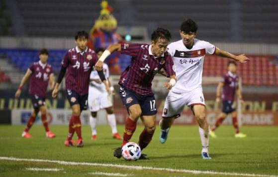14일 수원종합운동장에서 열린 하나원큐 K리그2 2020 19라운드 부천FC1995와 수원FC의 경기에서 수원FC 이지훈이 돌파를 시도하고 있다. (사진=한국프로축구연맹 제공)